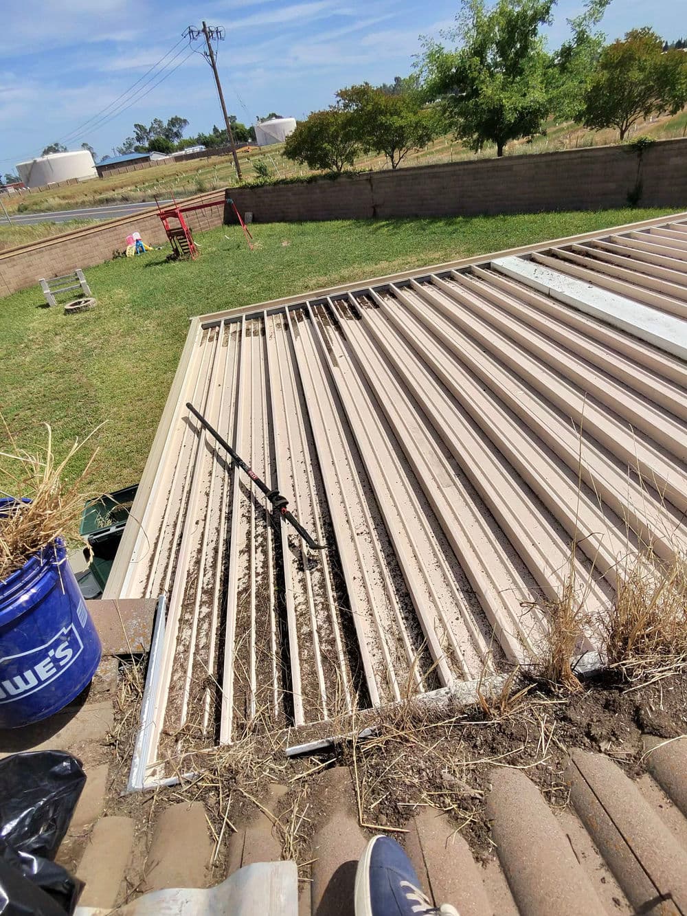 Gallery photos for Gutter Cleaning and Window Screen Repair in Olivehurst: Image #1